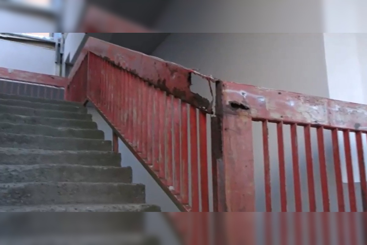 FOTO: Zábradlie zostáva v dezolátnom stave, predstavitelia mesta v Považskej sa majú stretnúť so súkromnou spoločnosťou, foto 1