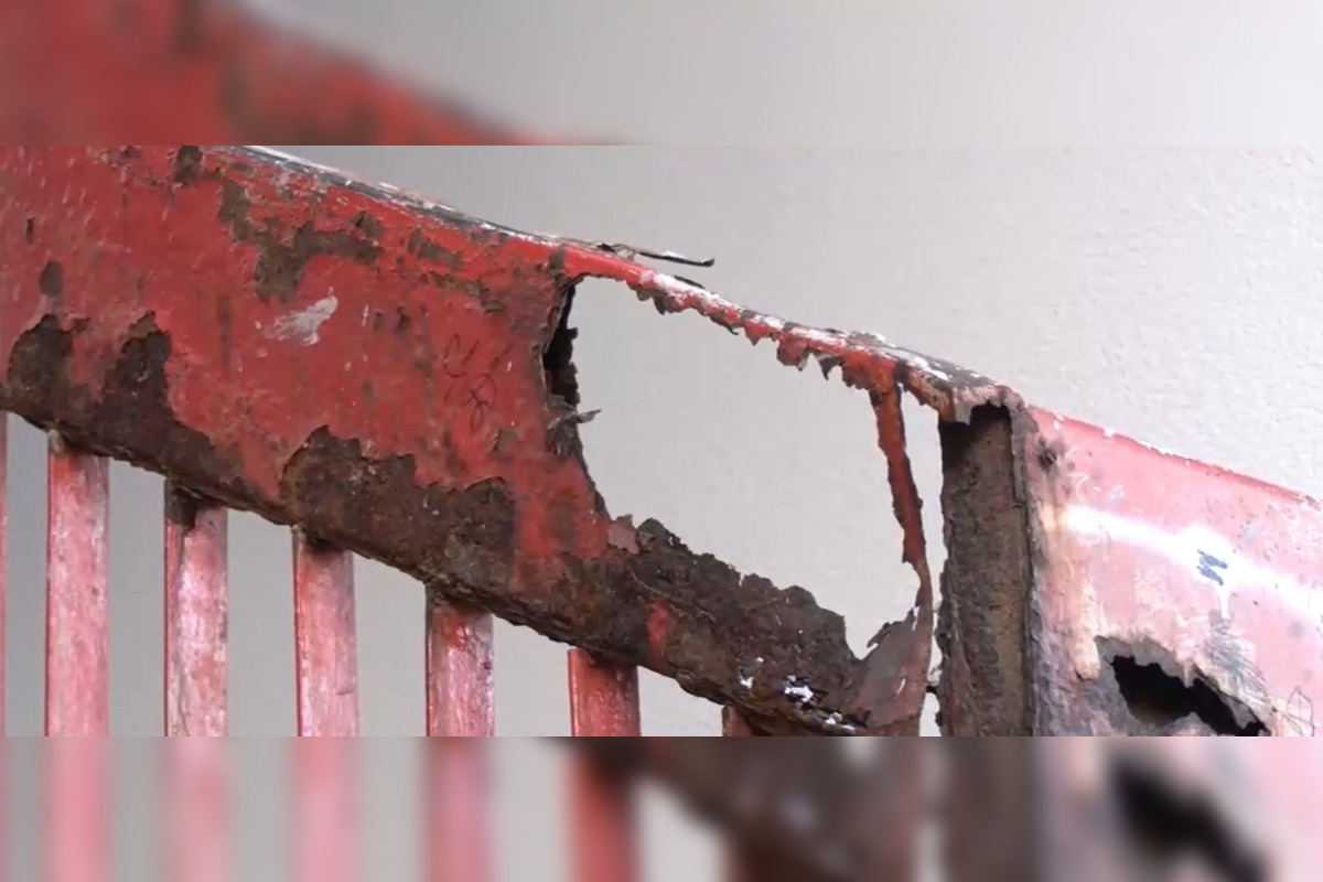 FOTO: Zábradlie zostáva v dezolátnom stave, predstavitelia mesta v Považskej sa majú stretnúť so súkromnou spoločnosťou, foto 2