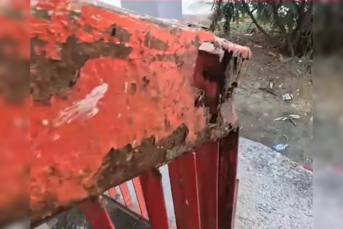 FOTO: Zábradlie zostáva v dezolátnom stave, predstavitelia mesta v Považskej sa majú stretnúť so súkromnou spoločnosťou, foto 3