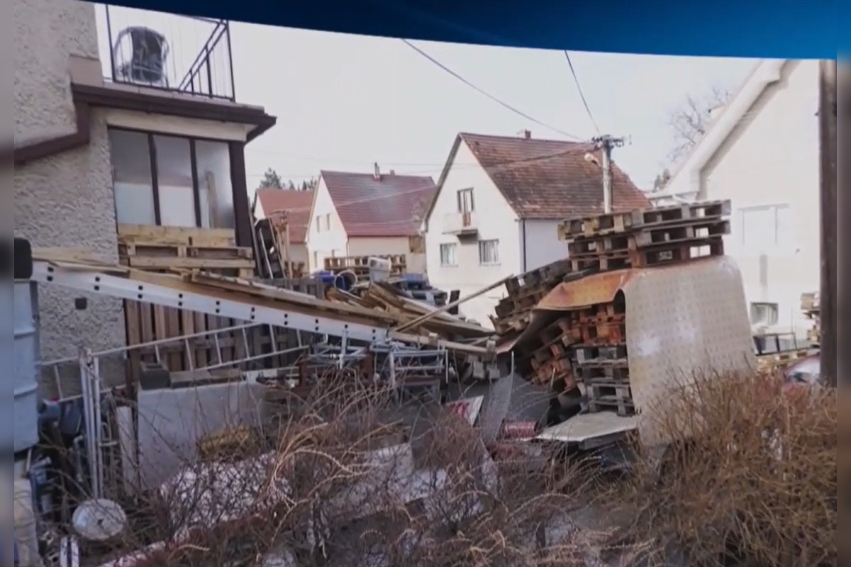 FOTO: Muž hromadí na svojom pozemku odpad, susedia sú zúfalí , foto 1