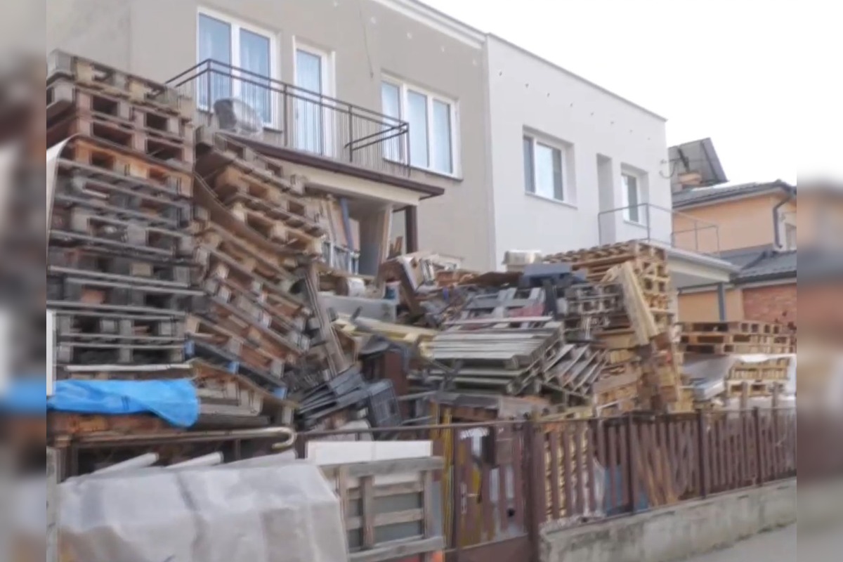 FOTO: Muž hromadí na svojom pozemku odpad, susedia sú zúfalí , foto 2