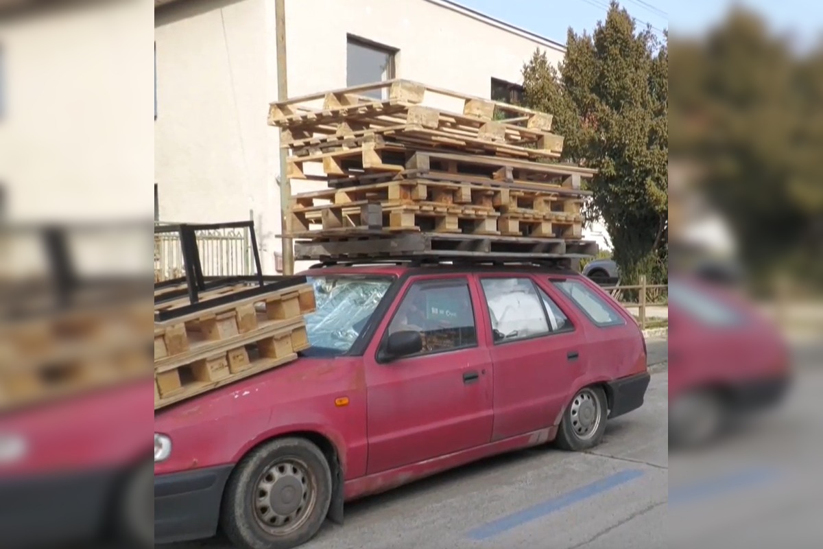 FOTO: Muž hromadí na svojom pozemku odpad, susedia sú zúfalí , foto 3