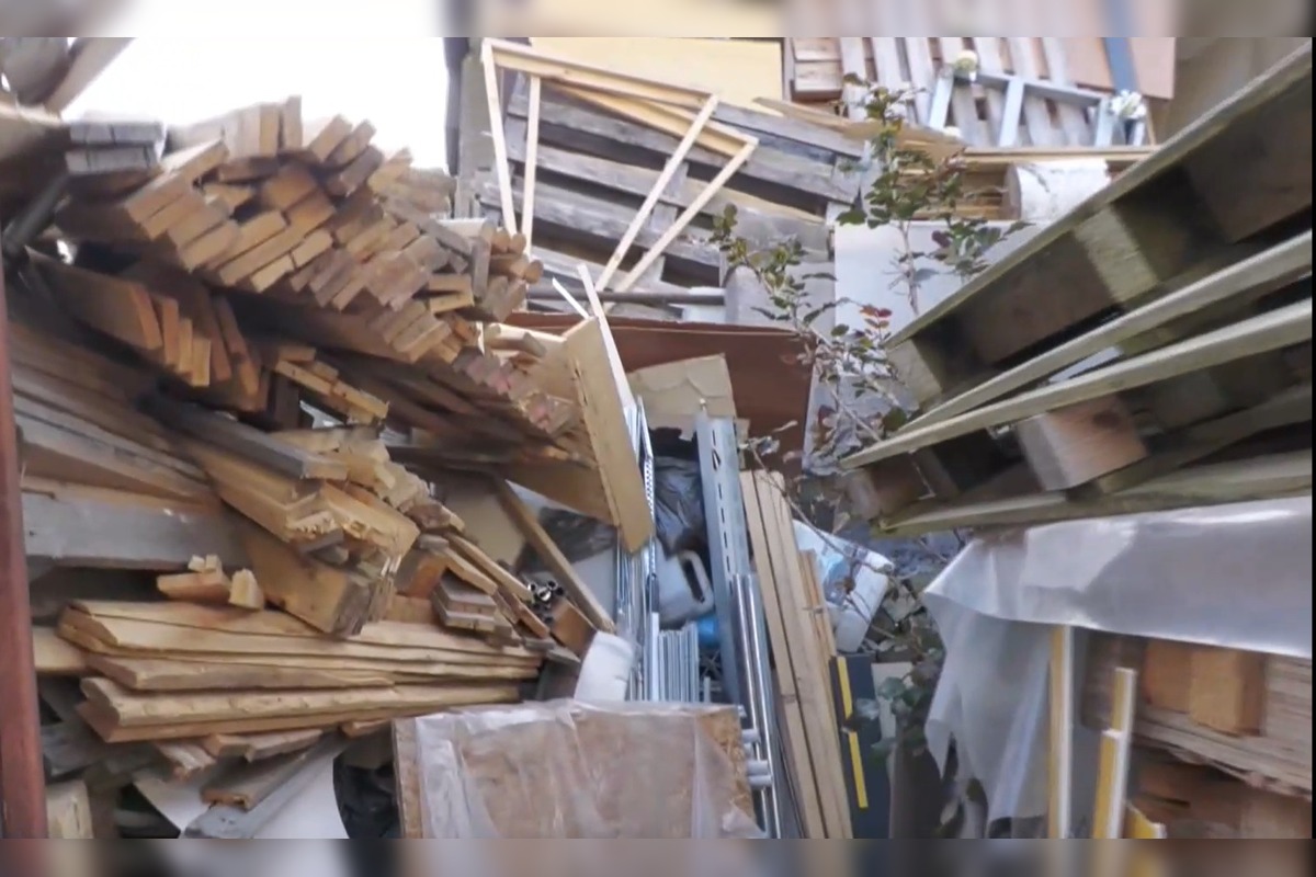 FOTO: Muž hromadí na svojom pozemku odpad, susedia sú zúfalí , foto 4