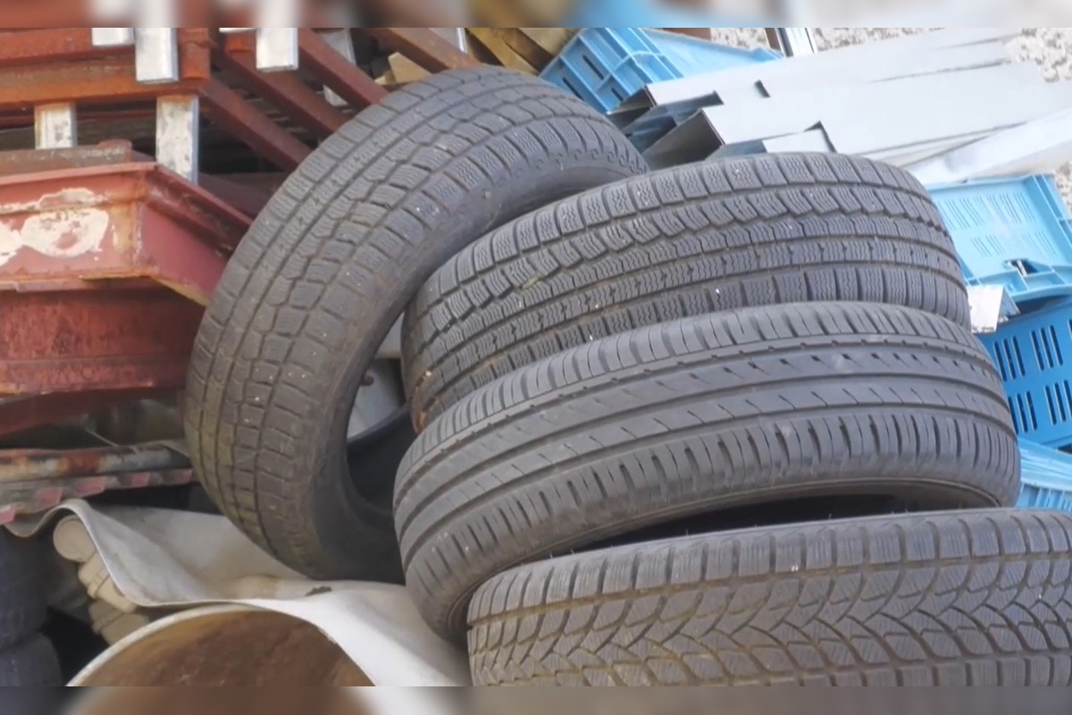 FOTO: Muž hromadí na svojom pozemku odpad, susedia sú zúfalí , foto 5