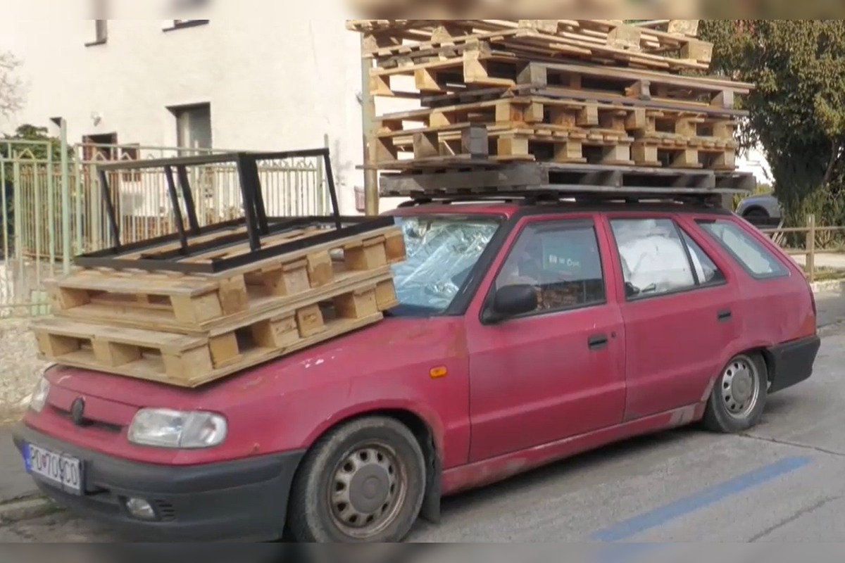 FOTO: Muž hromadí na svojom pozemku odpad, susedia sú zúfalí , foto 6