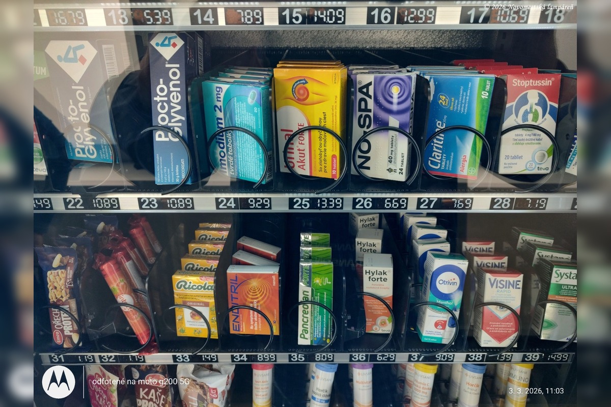 FOTO: Novomešťanom sa novinka v podobe liekomatu v meste páči , foto 1