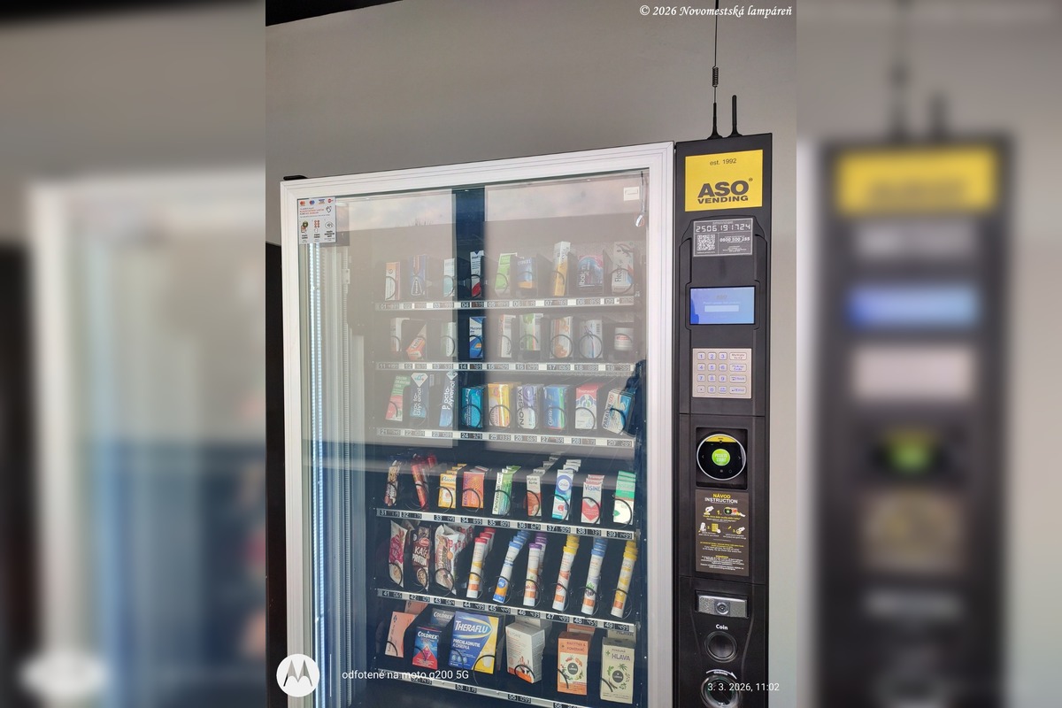 FOTO: Novomešťanom sa novinka v podobe liekomatu v meste páči , foto 2