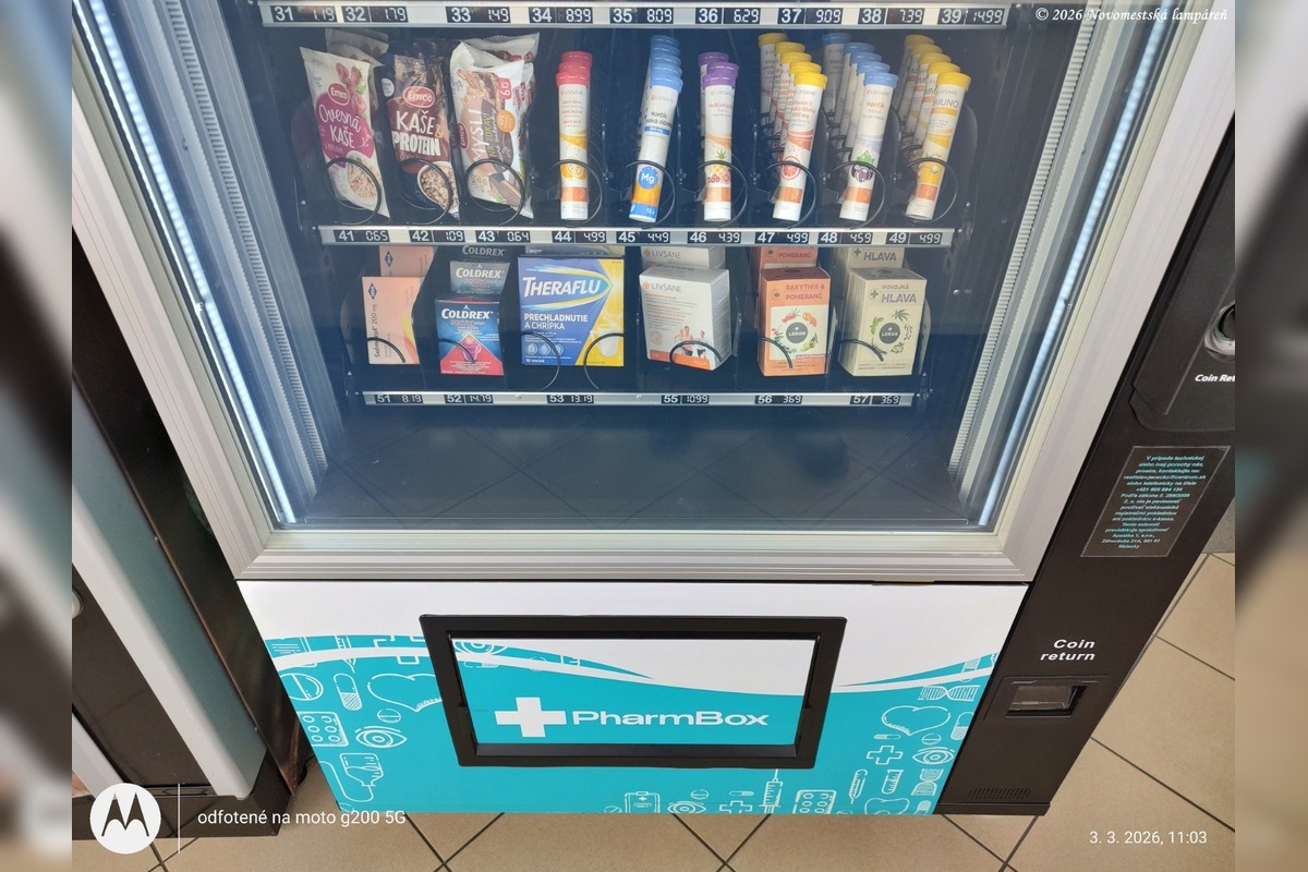 FOTO: Novomešťanom sa novinka v podobe liekomatu v meste páči , foto 3