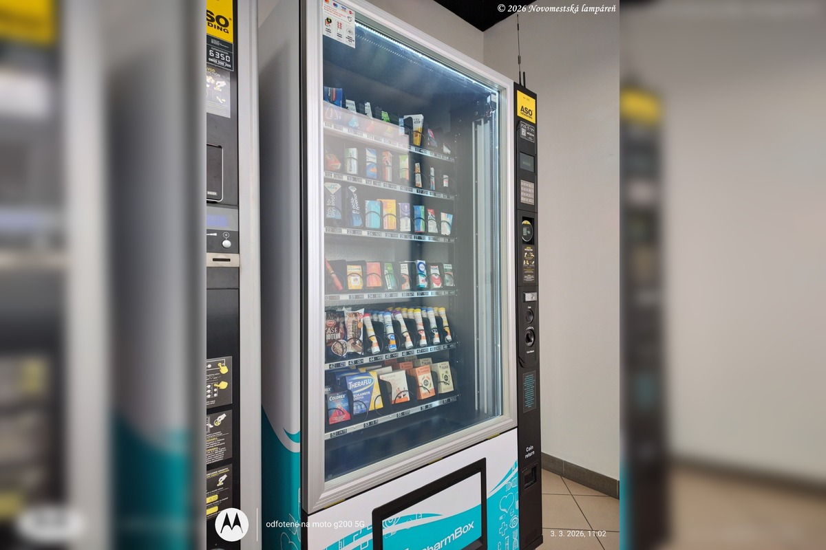 FOTO: Novomešťanom sa novinka v podobe liekomatu v meste páči , foto 4