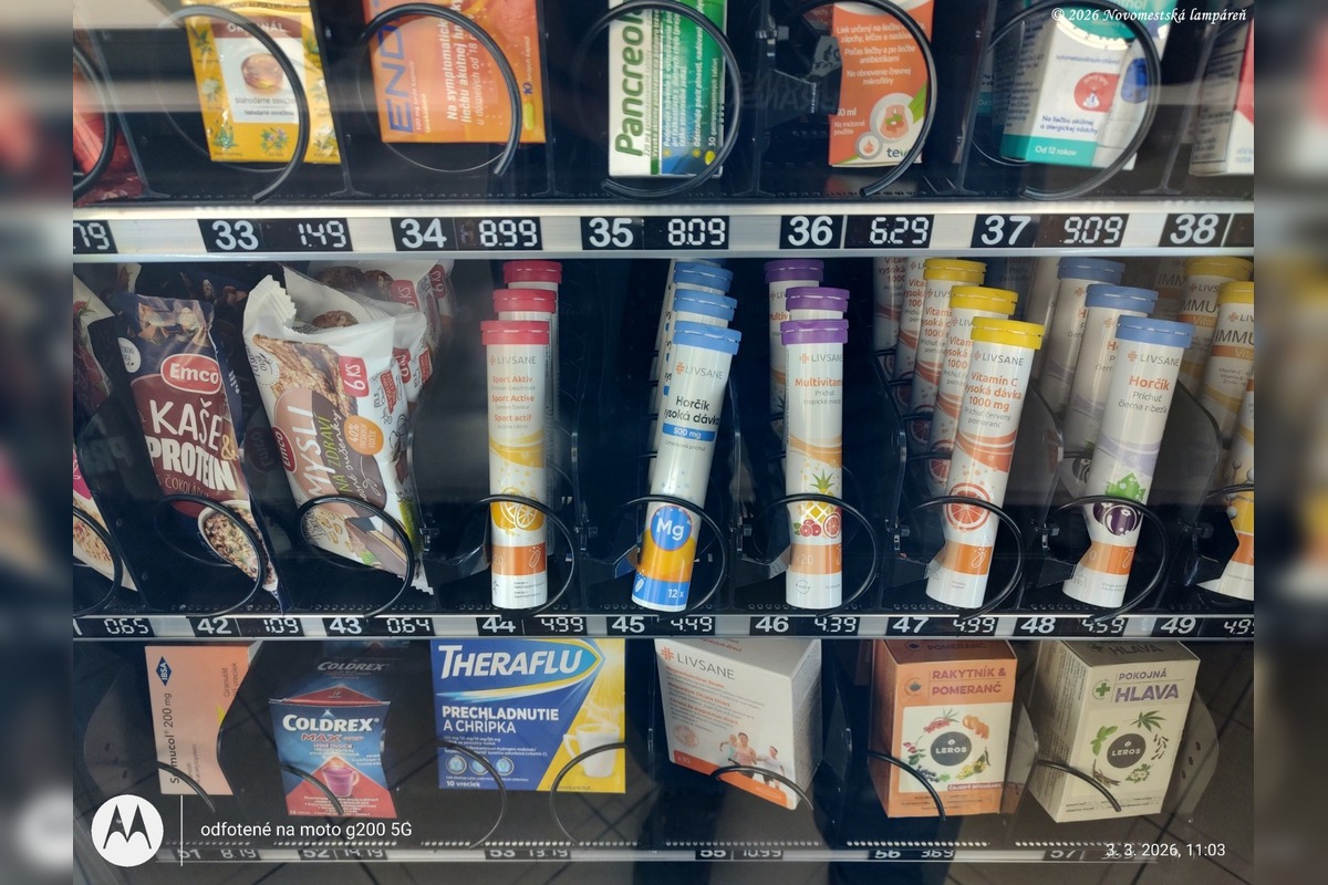 FOTO: Novomešťanom sa novinka v podobe liekomatu v meste páči , foto 5