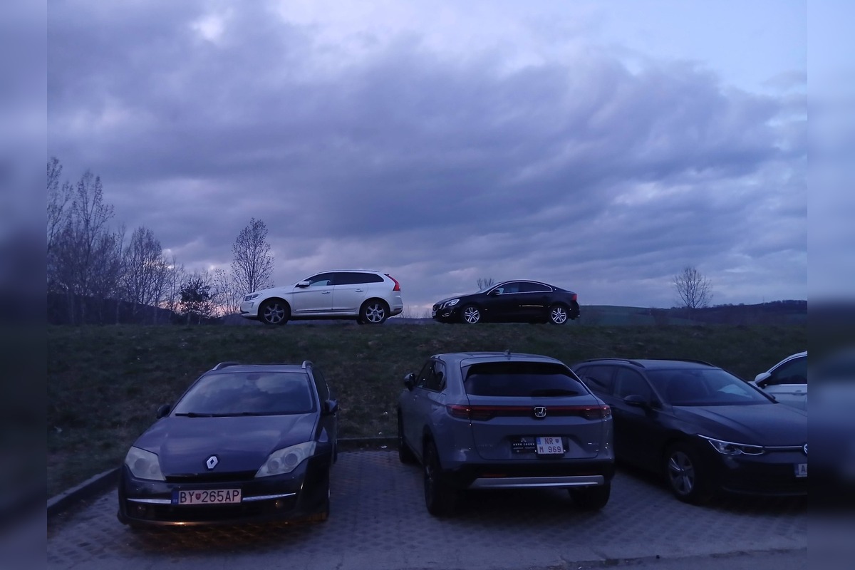 FOTO: Na ostrove v Trenčíne upozorňujú na nebezpečné parkovanie vodičov , foto 1