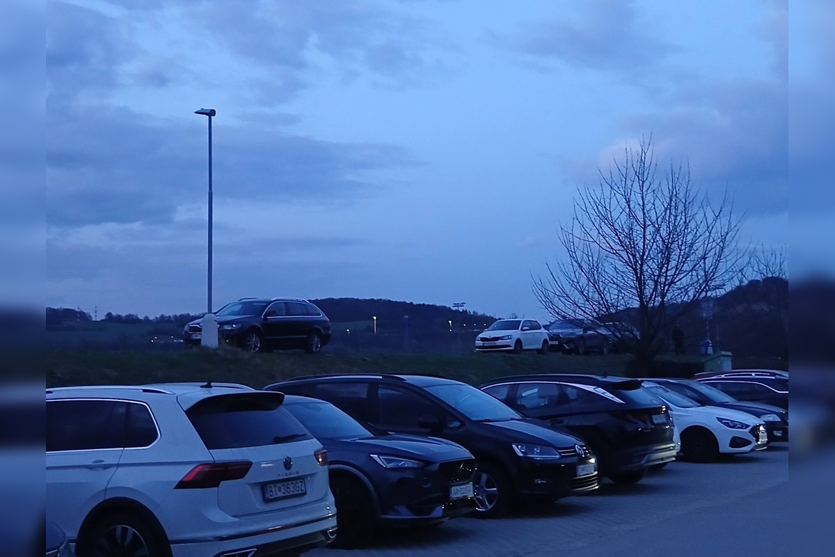 FOTO: Na ostrove v Trenčíne upozorňujú na nebezpečné parkovanie vodičov , foto 2