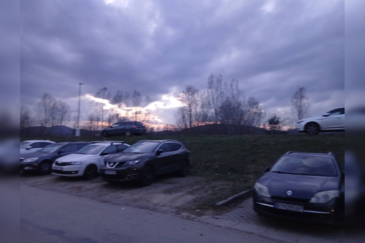 FOTO: Na ostrove v Trenčíne upozorňujú na nebezpečné parkovanie vodičov , foto 3