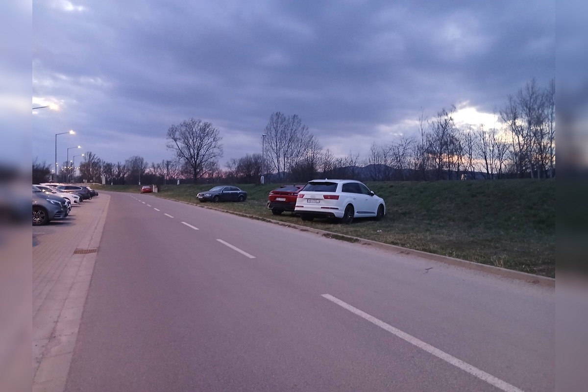 FOTO: Na ostrove v Trenčíne upozorňujú na nebezpečné parkovanie vodičov , foto 4