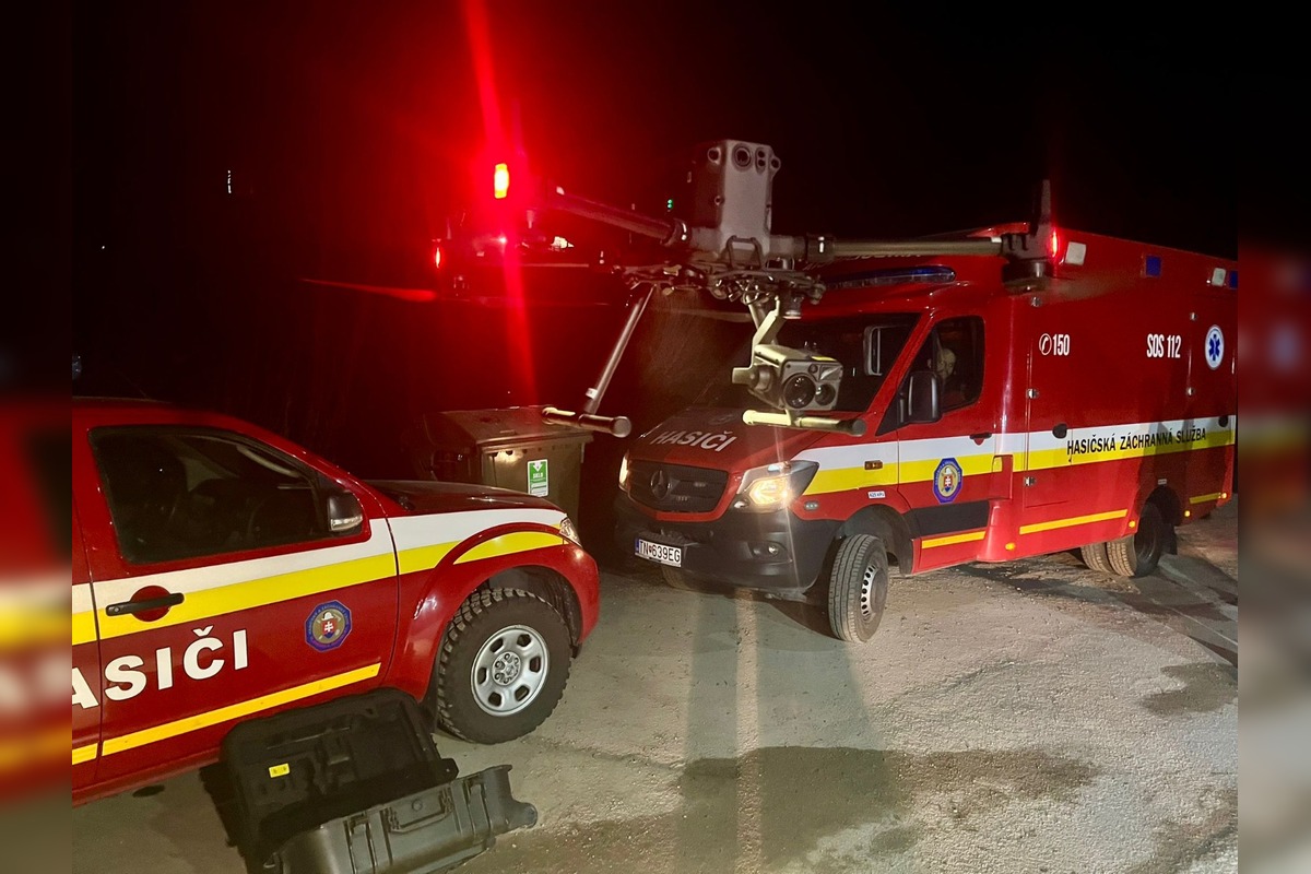 FOTO: Požiar lesa pri Dolnej Maríkovej zamestnal desiatky hasičov, foto 1