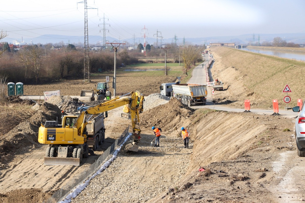 FOTO: Práce na cyklomagistrále medzi Nemšovou a Trenčínom napredujú rýchlym tempom , foto 4