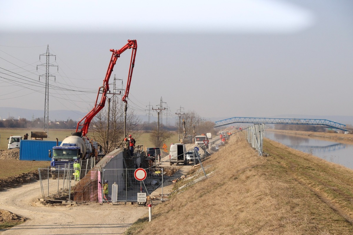 FOTO: Práce na cyklomagistrále medzi Nemšovou a Trenčínom napredujú rýchlym tempom , foto 6