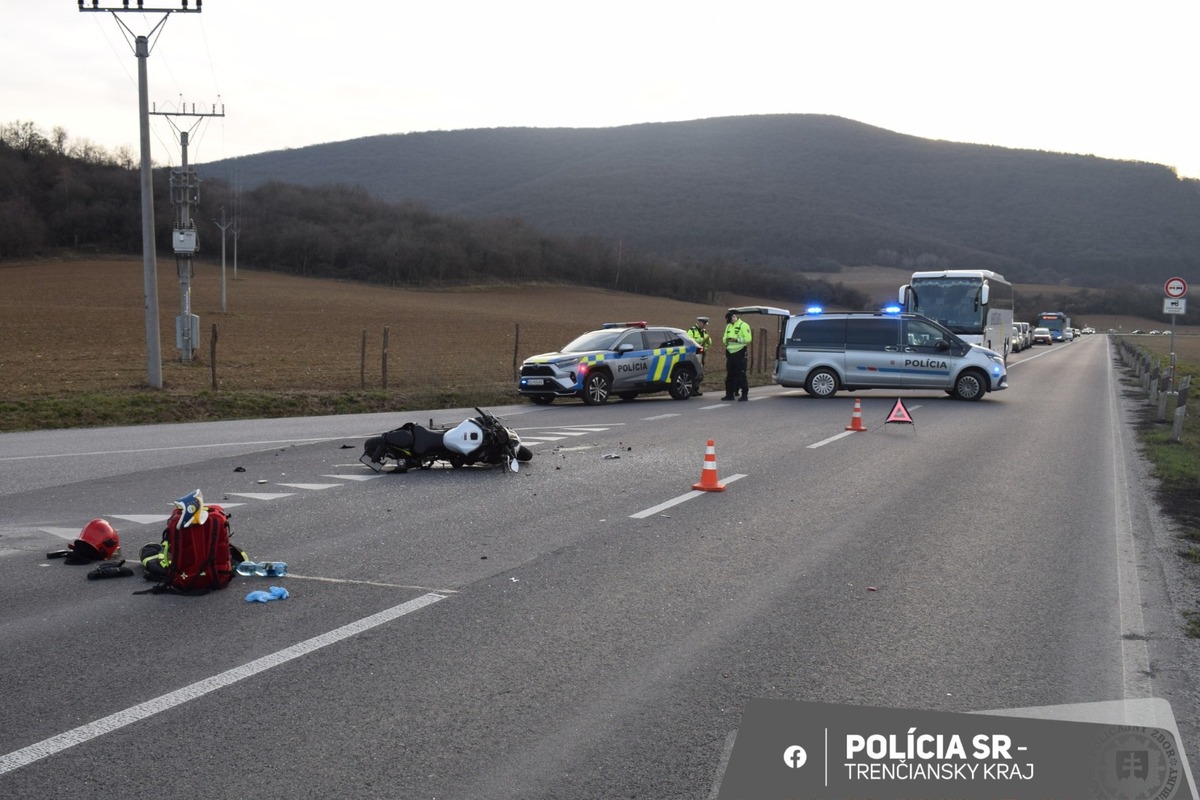 FOTO: Polícia rieši nehodu medzi Bzincami a Novým Mestom nad Váhom, foto 1