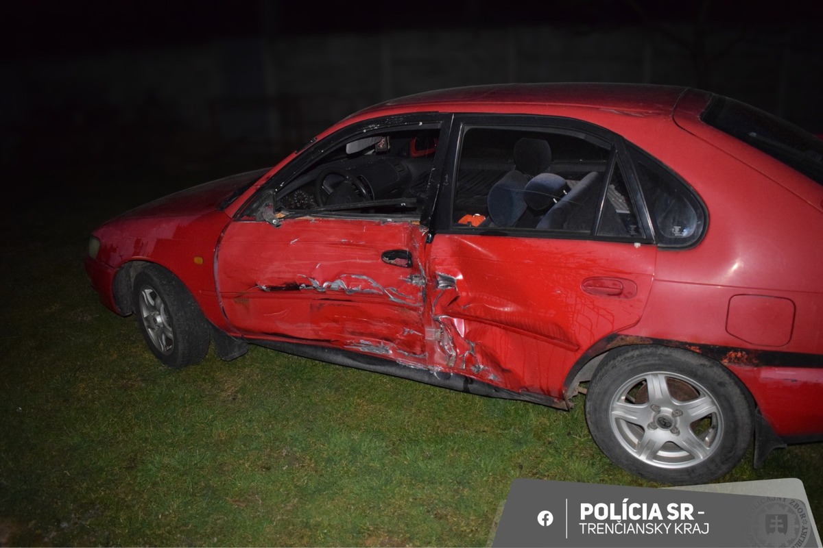 FOTO: Polícia rieši nehodu medzi Bzincami a Novým Mestom nad Váhom, foto 2