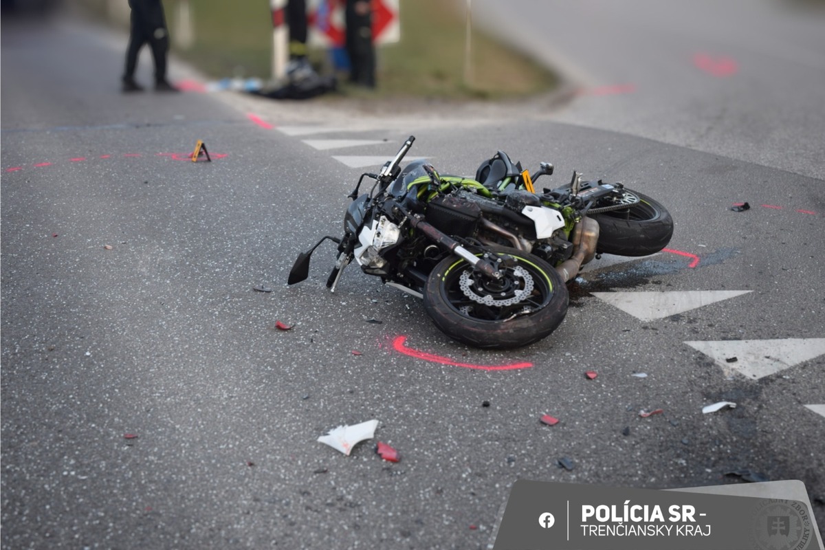 FOTO: Polícia rieši nehodu medzi Bzincami a Novým Mestom nad Váhom, foto 3