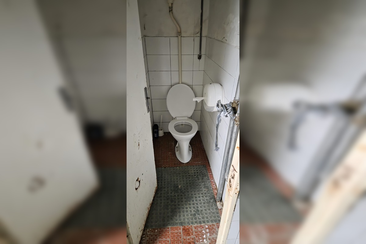 FOTO: Poslanec v Prievidzi upozorňuje na zlý stav šatí na štadióne , foto 1