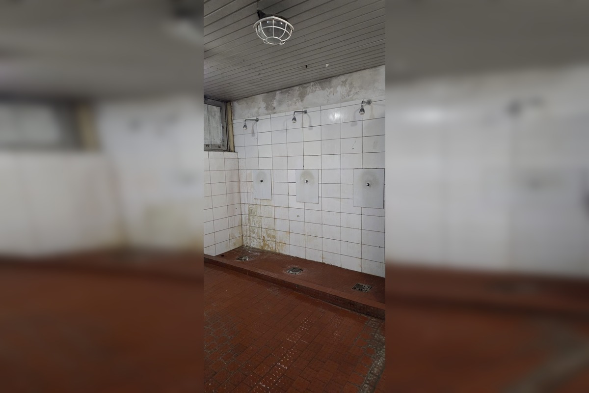 FOTO: Poslanec v Prievidzi upozorňuje na zlý stav šatí na štadióne , foto 2