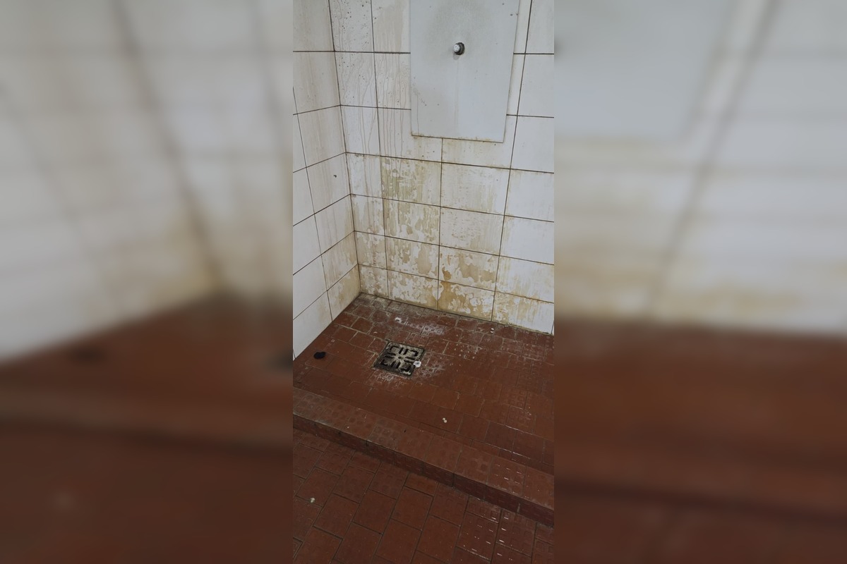 FOTO: Poslanec v Prievidzi upozorňuje na zlý stav šatí na štadióne , foto 3