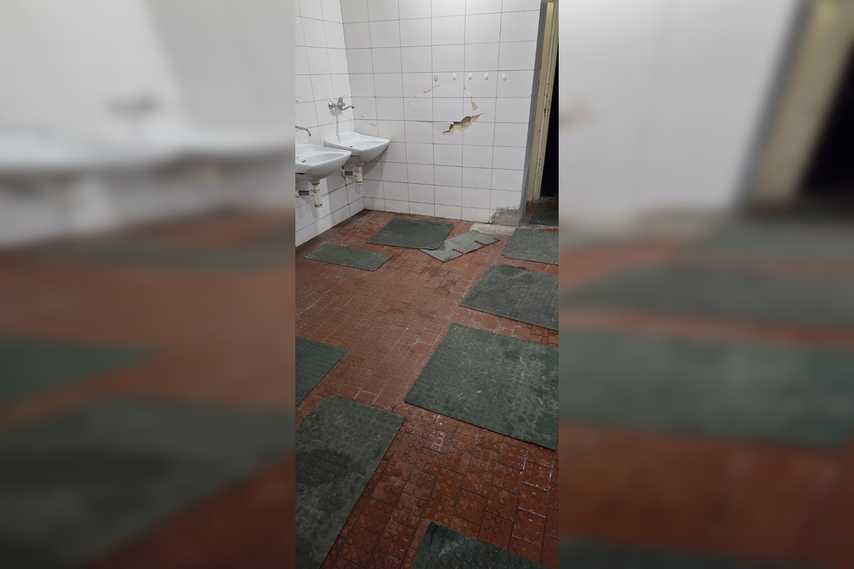 FOTO: Poslanec v Prievidzi upozorňuje na zlý stav šatí na štadióne , foto 4