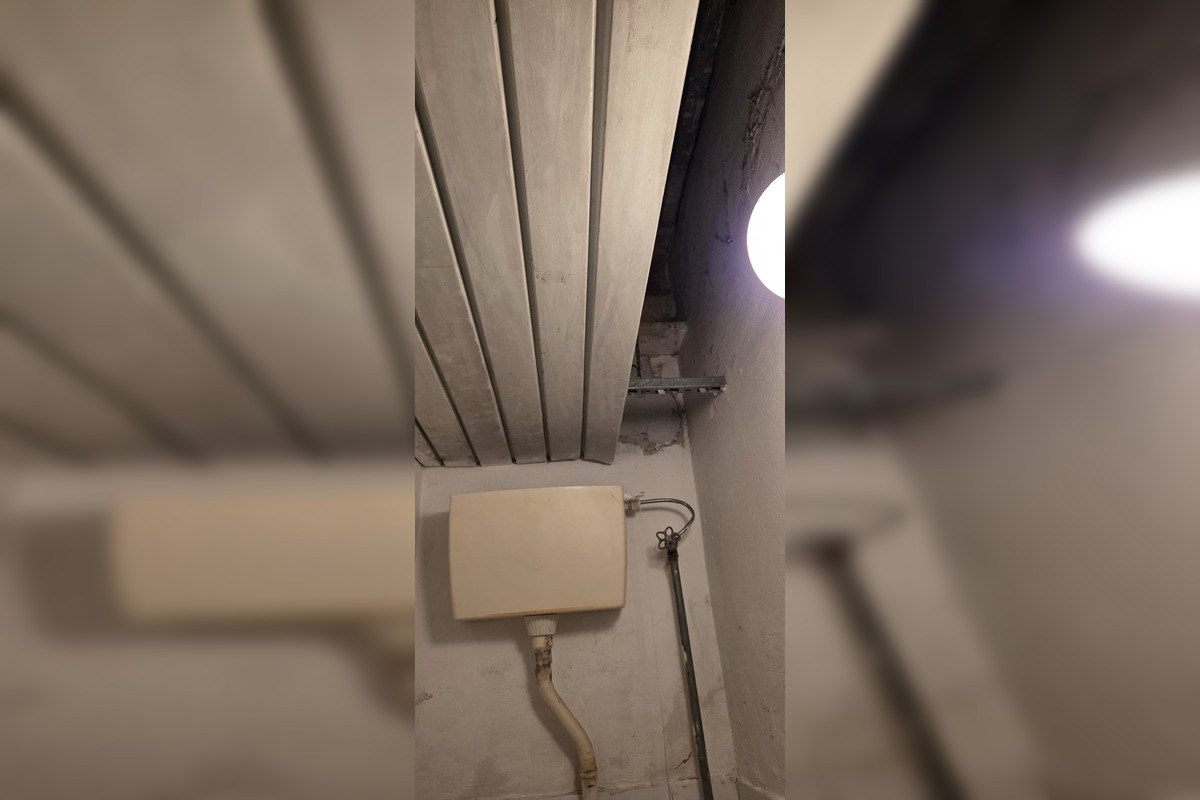 FOTO: Poslanec v Prievidzi upozorňuje na zlý stav šatí na štadióne , foto 5