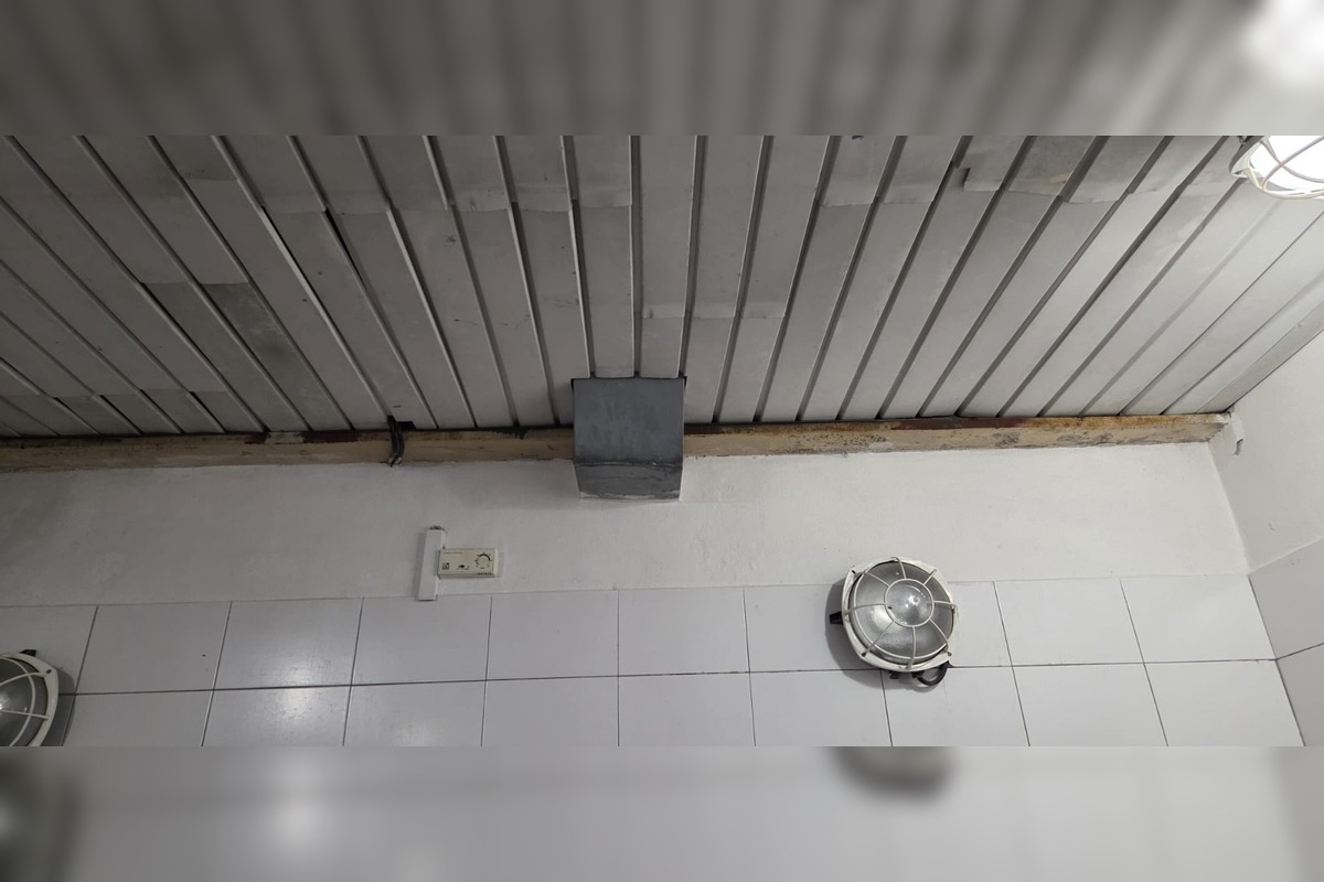 FOTO: Poslanec v Prievidzi upozorňuje na zlý stav šatí na štadióne , foto 6