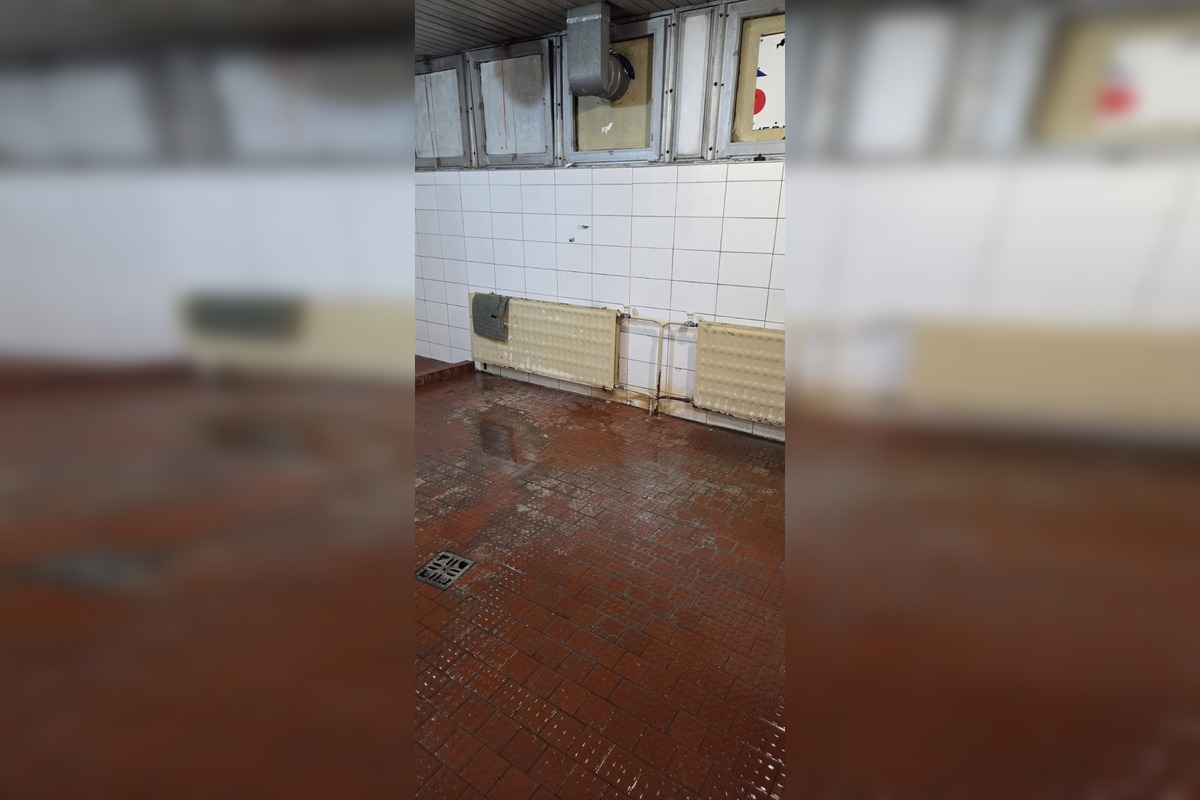 FOTO: Poslanec v Prievidzi upozorňuje na zlý stav šatí na štadióne , foto 7