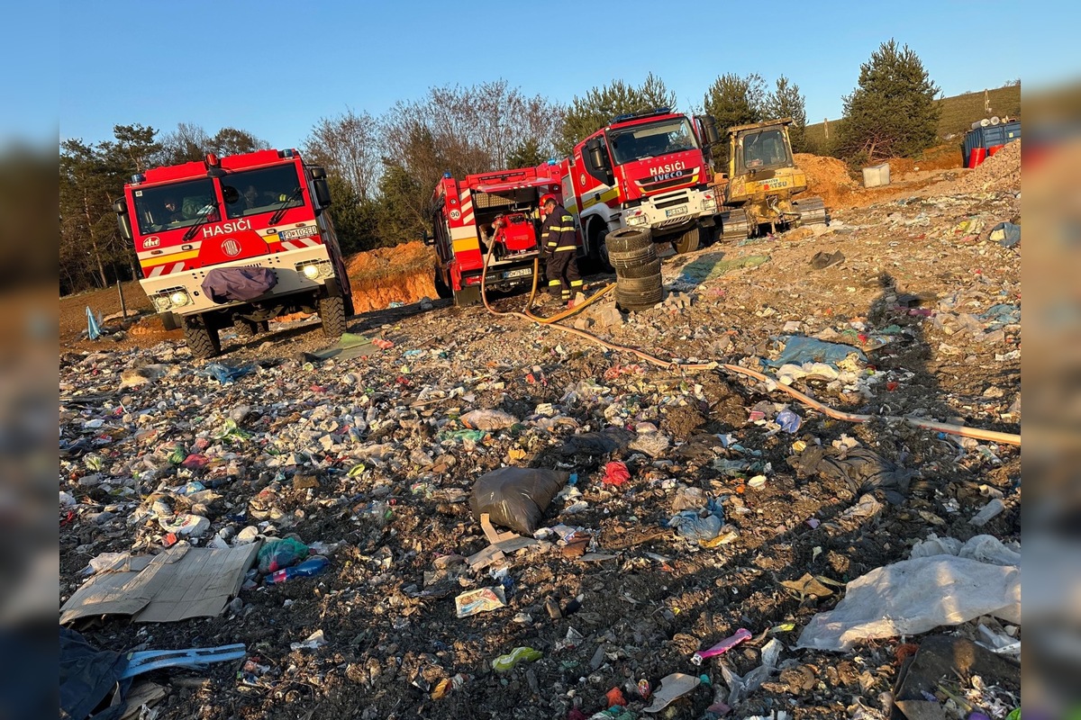 FOTO: Dramatický zásah pri Prievidzi, oheň zachvátil obrovskú časť skládky, foto 1