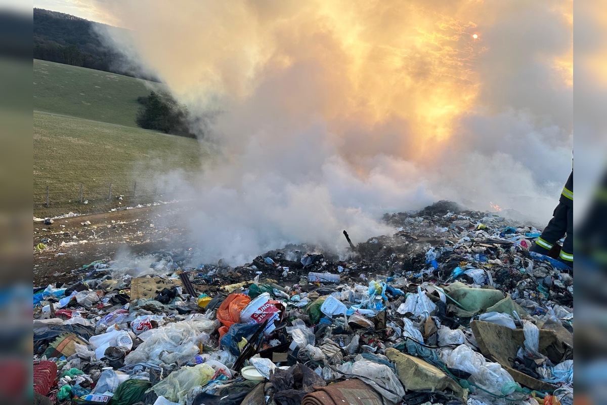 FOTO: Dramatický zásah pri Prievidzi, oheň zachvátil obrovskú časť skládky, foto 2