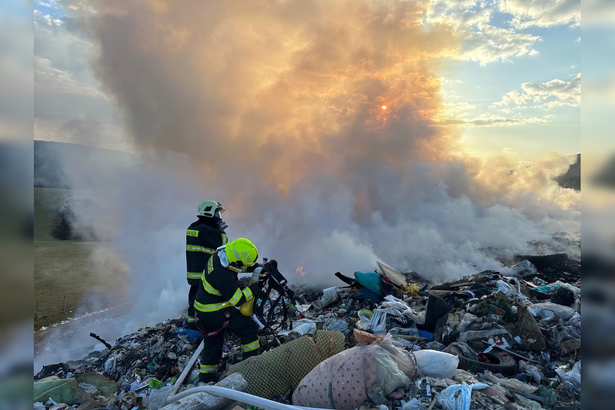 FOTO: Dramatický zásah pri Prievidzi, oheň zachvátil obrovskú časť skládky, foto 3