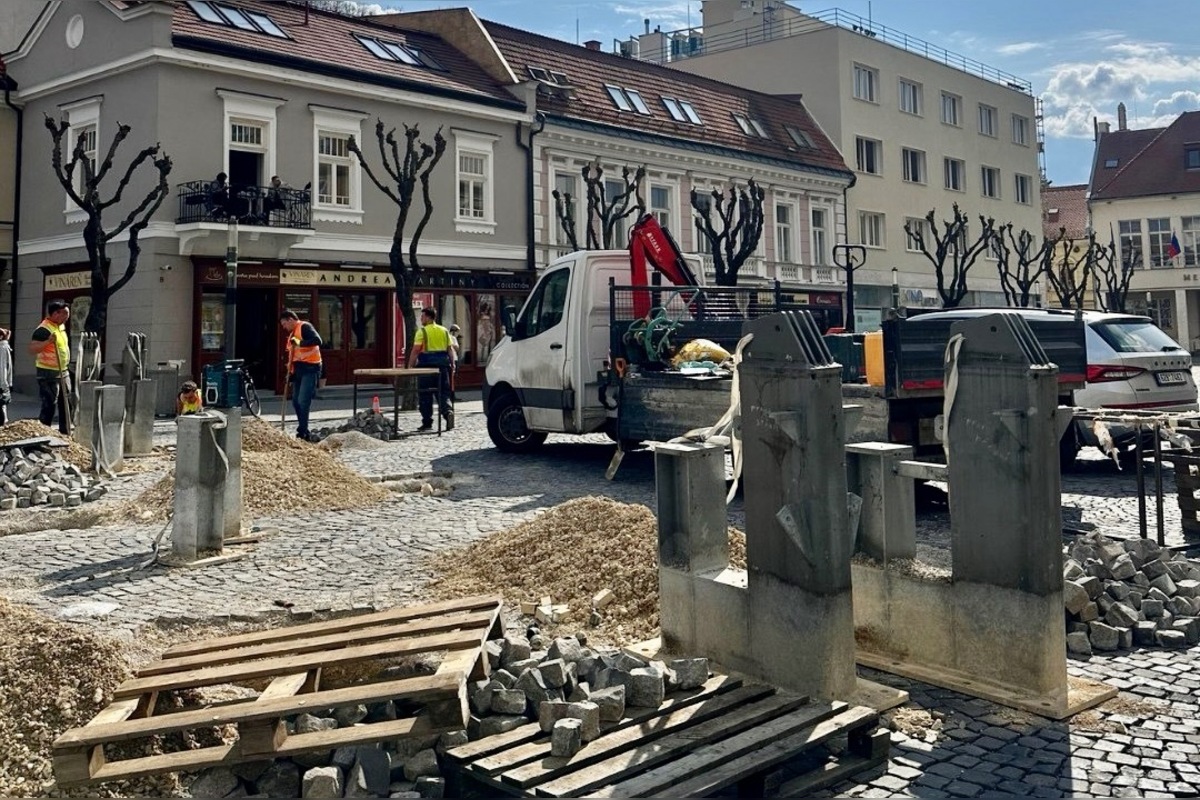 FOTO: Trenčín opäť stavia pódium na Mierovom námestí, foto 1