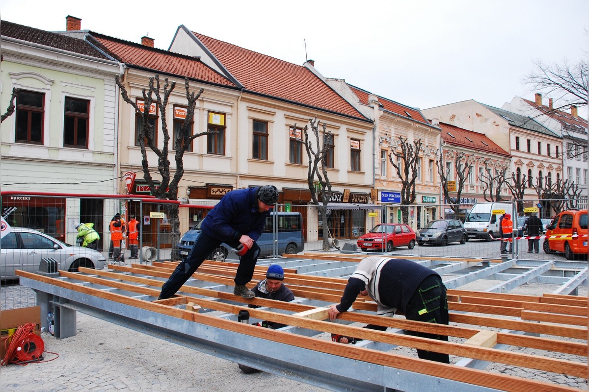FOTO: Trenčín opäť stavia pódium na Mierovom námestí, foto 2