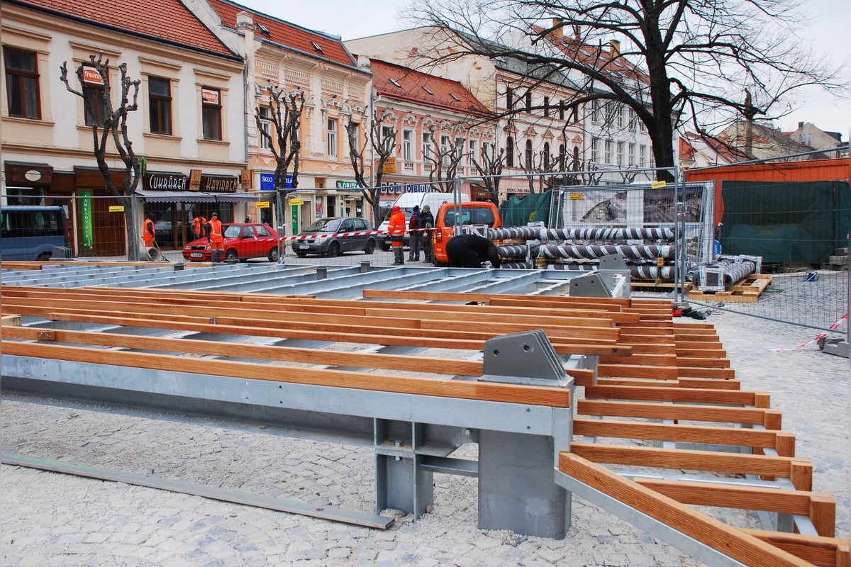 FOTO: Trenčín opäť stavia pódium na Mierovom námestí, foto 3