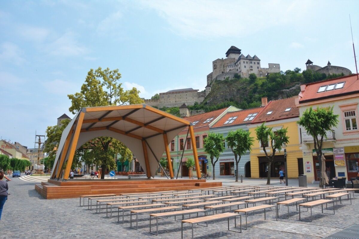 FOTO: Trenčín opäť stavia pódium na Mierovom námestí, foto 4