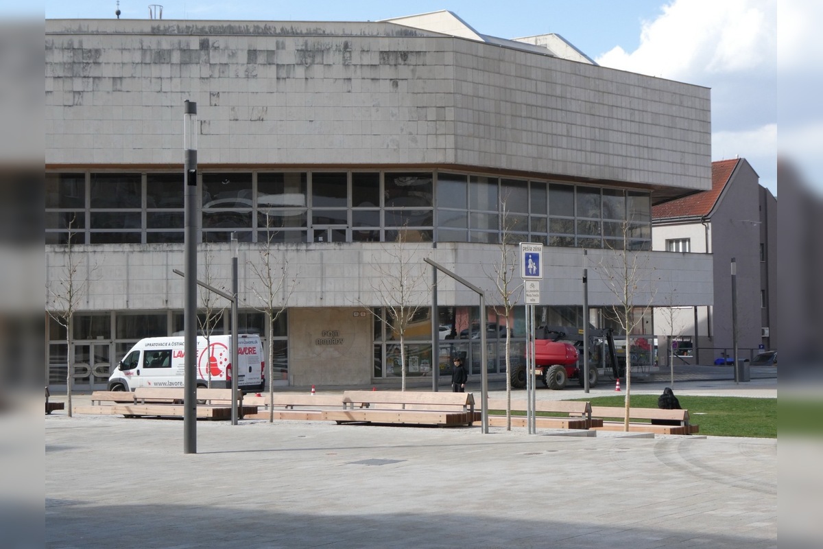 FOTO: V Trenčíne začali s čistením fasáda ODA, foto 1