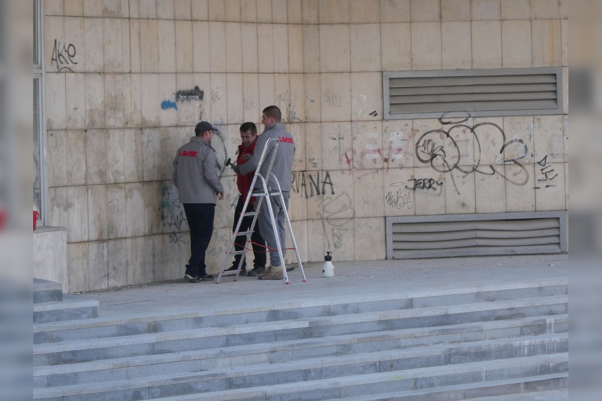 FOTO: V Trenčíne začali s čistením fasáda ODA, foto 3