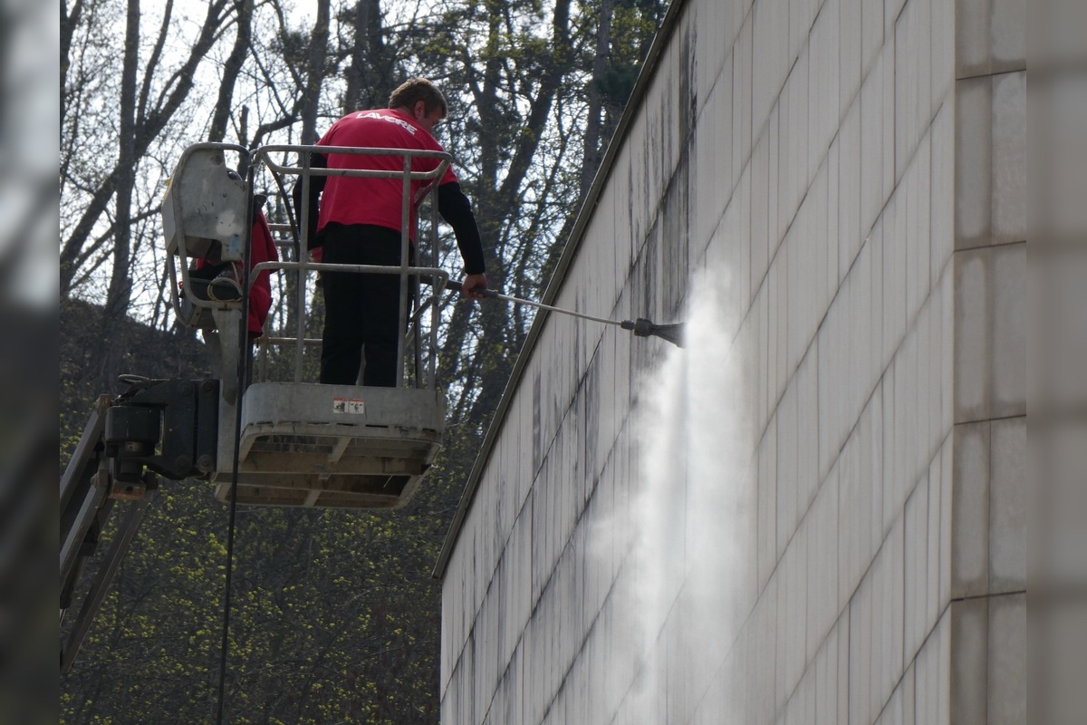 FOTO: V Trenčíne začali s čistením fasáda ODA, foto 4