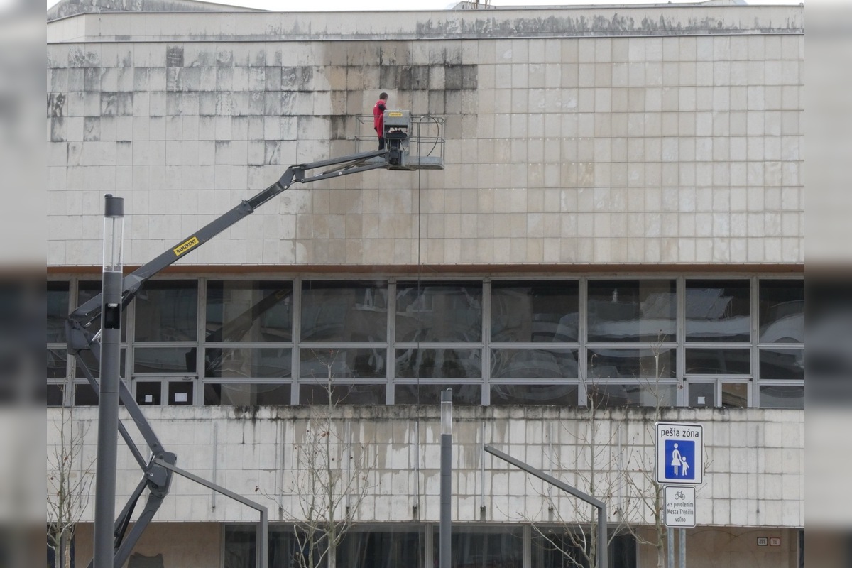 FOTO: V Trenčíne začali s čistením fasáda ODA, foto 5
