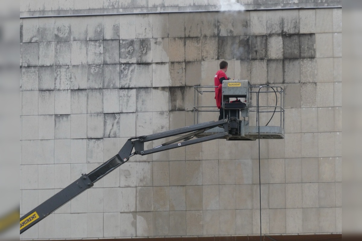 FOTO: V Trenčíne začali s čistením fasáda ODA, foto 6