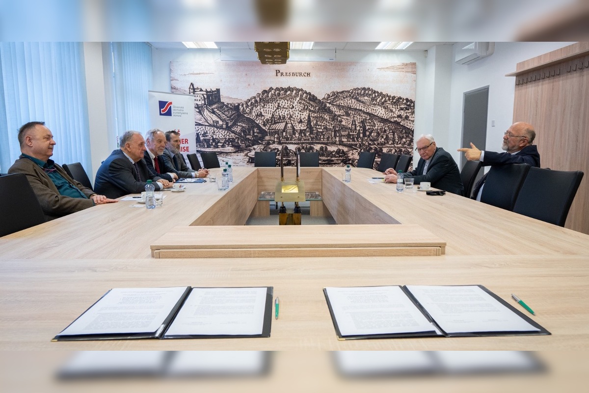 FOTO: Podnikatelia žiadajú urýchlenie výstavby R6 medzi Púchovom a Zlínom, foto 2