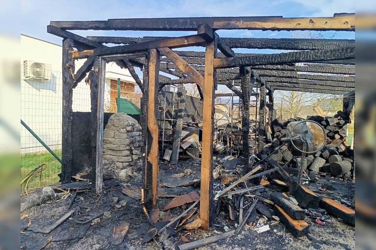 FOTO: V Brunovciach došlo k požiaru jednoduchej stavby, potrebný bol zásah hasičov, foto 2