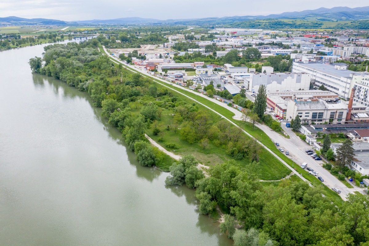 FOTO: Trenčania upozorňujú na neporiadok v miestom luhu, foto 6