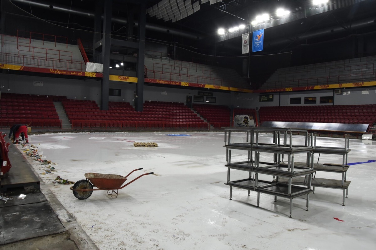 FOTO: V Trenčíne finišujú úpravy štadióna Pavla Demitru , foto 1