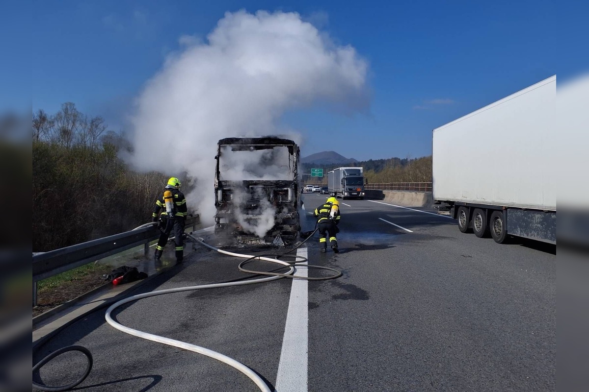 FOTO: Hasiči zasahovali pri požiari kamióna, foto 2