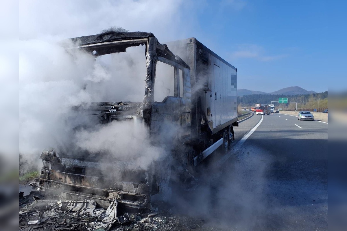 FOTO: Hasiči zasahovali pri požiari kamióna, foto 3