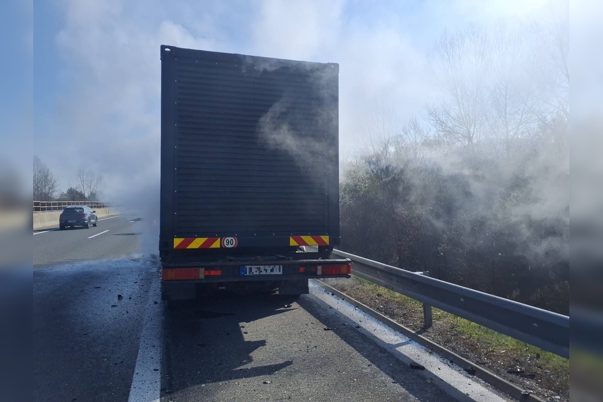 FOTO: Hasiči zasahovali pri požiari kamióna, foto 4